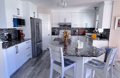 Arbour Lake House | Calgary- single room &private bathroom close LRT&free parking