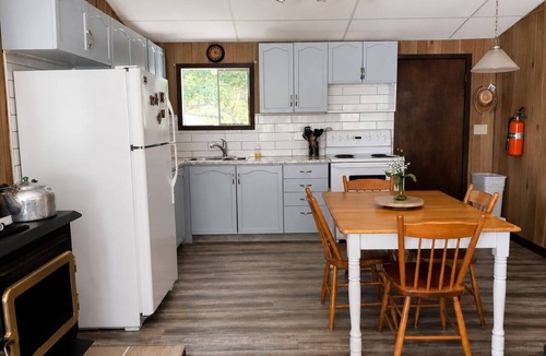Severn Cottage | Calm Tea Lake Waterfront | Swim, Relax & Explore