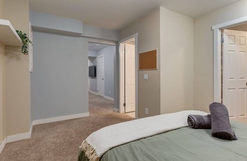 Cranston House | "Candelabrum" in Cranston Sleeps 6!