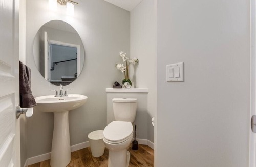 Cranston House | "Candelabrum" in Cranston Sleeps 6!