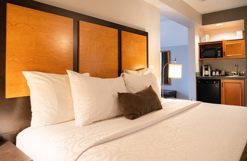 Canmore Hotel | Canmore Retreat with a Jacuzzi Tub + Balcony