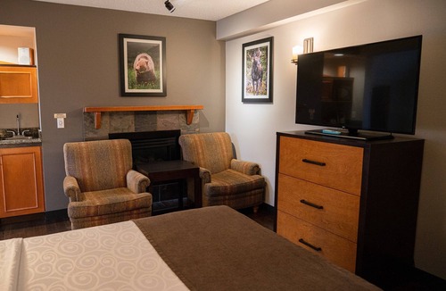 Canmore Hotel | Canmore Retreat with a Jacuzzi Tub + Balcony