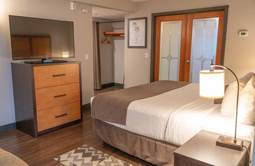 Canmore Hotel | Canmore Retreat with a Jacuzzi Tub + Balcony