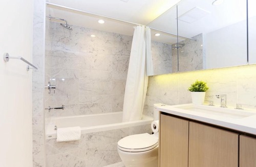 Marpole Apartment | Captivating Modern Suite near Marine Gateway