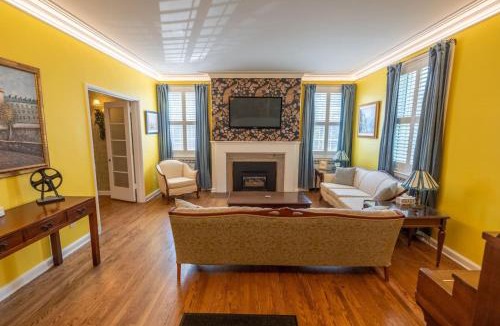 Cornwall House | Cardinal Inn Retro Room