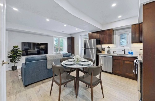 Bracondale Hill House | Casa Hotel: Stylish Modern Family Suite w Patio