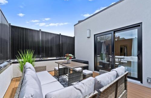 Riverdale Hotel | Casa Hotels Gerrard Riverdale Group Stay Patio