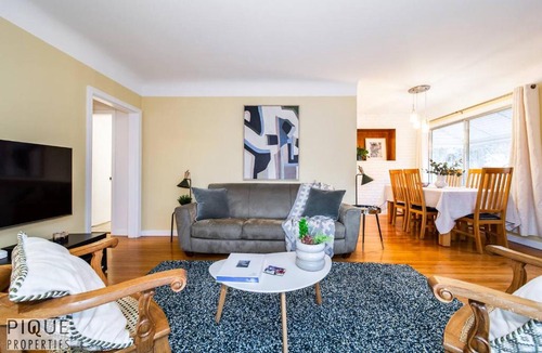 Southwest Edmonton Apartment | Casa LeBlanc - Latin Vibes - Sleep 4 - Netflix - Long Term