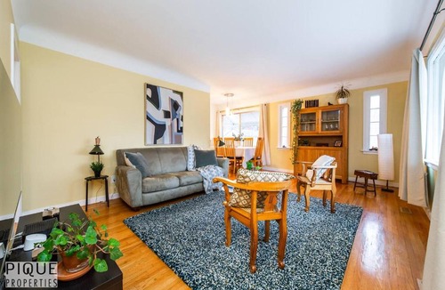 Southwest Edmonton Apartment | Casa LeBlanc - Latin Vibes - Sleep 4 - Netflix - Long Term
