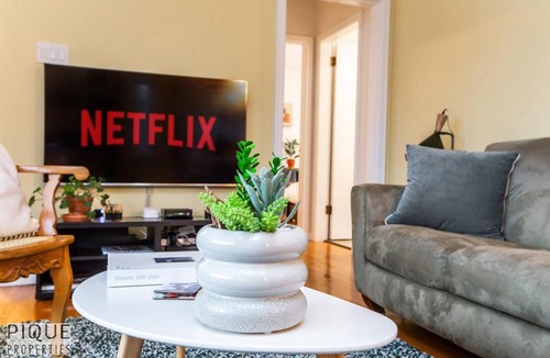 Southwest Edmonton Apartment | Casa LeBlanc - Latin Vibes - Sleep 4 - Netflix - Long Term