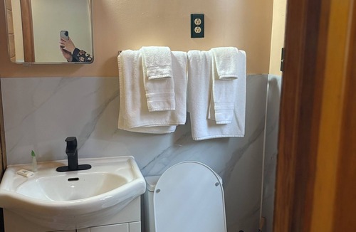 Lac du Bonnet Hotel | Casey's Inn