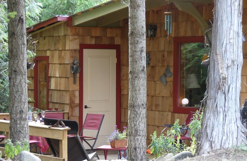 Kaslo Cottage | Cedar Cottage, a private and cozy experience
