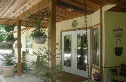 Port Alberni Bed & Breakfast | Cedar Wood Lodge Bed & Breakfast Inn