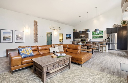 Tofino House | Cedarlight House- New, Hot Tub, Firepit, OD shower