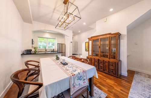 Oakridge House | Central 3BR Townhouse Near Oakridge & SkyTrain to Airport & BC Place