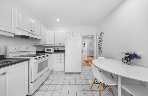 Old Ottawa East Apartment | Central Canal 2 Bedr, w/private entrance, parking, deck, Beautiful area