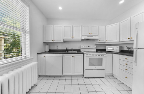 Old Ottawa East Apartment | Central Canal 2 Bedr, w/private entrance, parking, deck, Beautiful area
