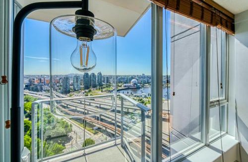 Crosstown Apartment | Central City Location, Bay View, One Free Parking