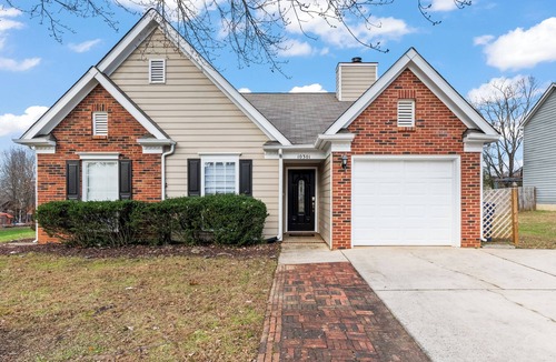 Cornelius House | Central Cornelius Lake Norman 3 bdrm home-Chalkboard Wall-Firepit-Grill & more