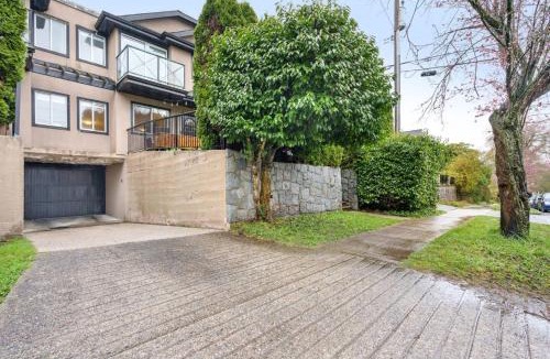 Riley Park House | Central Fraserhood 3BR Family Home, Patio and 2 Car Garage)