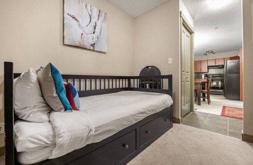 Invermere Condo | ⭐Central Ground Floor | Spacious | Pool | Hot Tub⭐