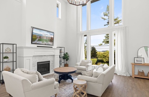 Saanichton House | Central Saanich, Modern Spacious Home! Hot Tub. Private.
