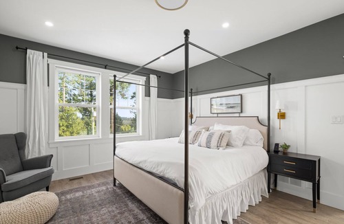 Saanichton House | Central Saanich, Modern Spacious Home! Hot Tub. Private.