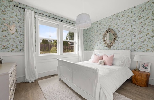Saanichton House | Central Saanich, Modern Spacious Home! Hot Tub. Private.