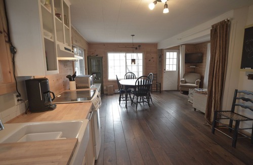 Mont-Tremblant Cottage | Central Tremblant Waterfront Cabin. Speedy work from home WiFi & cell reception