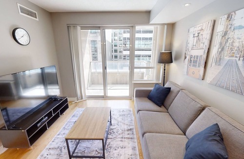 Toronto Entertainment District Apartment | Centrally Located 1+1BR Condo in DT Toronto