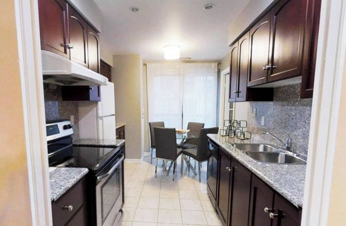 Downtown Toronto Apartment | Centrally Located 3-BR Condo in DT Toronto