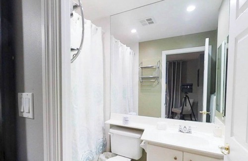 Downtown Toronto Apartment | Centrally Located 3-BR Condo in DT Toronto