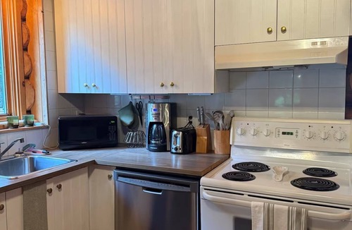 Saint-Gabriel-de-Valcartier Ski Chalet | Chalet en bois rond avec spa et foyer, à 10 min du Village Vacances Valcartier