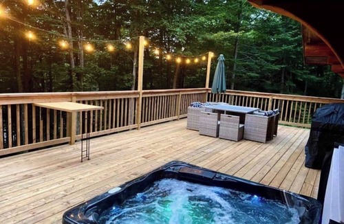 Saint-Gabriel-de-Valcartier Ski Chalet | Chalet en bois rond avec spa et foyer, à 10 min du Village Vacances Valcartier