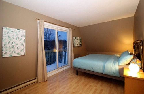 Lac-Swell Ski Chalet | Chalet Amico - Private Sandy Beach - 4 Bedrooms - Free Wi-Fi