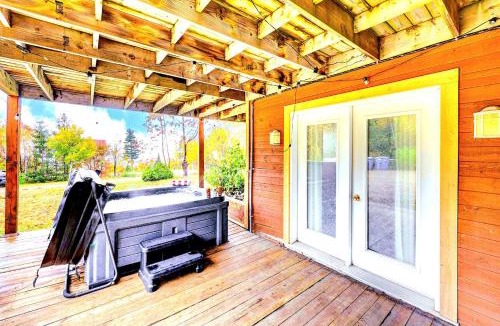 Petite-Riviere-Saint-Francois Apartment | Charlevoix 3BR Cottage Hot Tub & Game Room 8