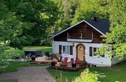 Saint-Gabriel-de-Valcartier Ski Chalet | Chalet Valcartier with spa on the side of the river.