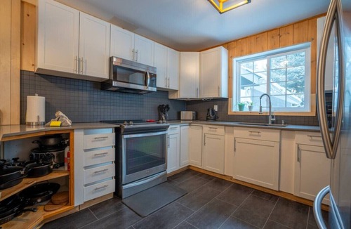 Sainte-Emelie Ski Chalet | Chalet Synergie|Hot Tub | River & Kayaks |Sleeps 8