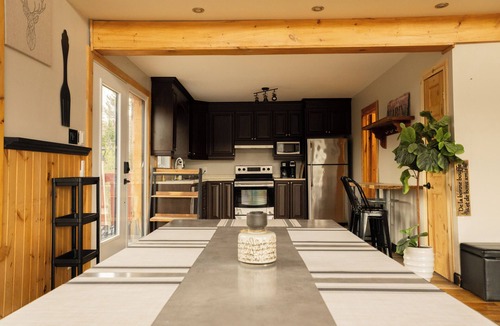 Chertsey Ski Chalet | Chalet De Papa (Hot Tub & Perfect Ski Cottage)