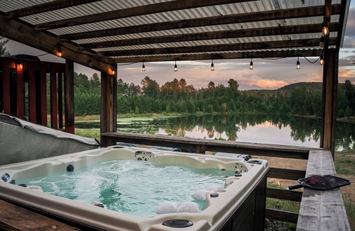 Chertsey Ski Chalet | Chalet De Papa (Hot Tub & Perfect Ski Cottage)