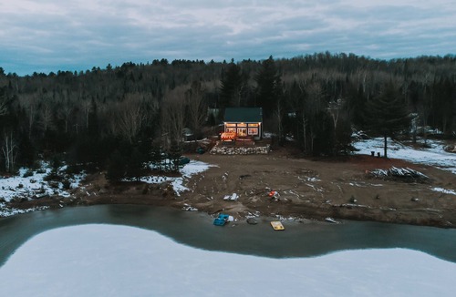 Chertsey Ski Chalet | Chalet De Papa (Hot Tub & Perfect Ski Cottage)