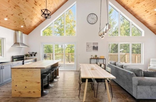 Mauricie Ski Chalet | Chalet in the heart of nature Waterfront and SPA (10 people)
