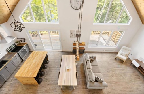 Mauricie Ski Chalet | Chalet in the heart of nature Waterfront and SPA (10 people)