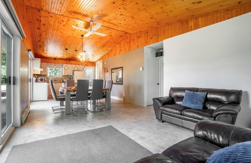 Chertsey Ski Chalet | Chalet Le Ellie | 4SeasonSpa | BBQ | Lakeside & Kayaks