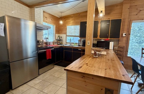 Chertsey House | Chalet Le Grand Boisé, spa bord de l`eau, foyer &