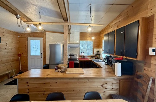 Chertsey House | Chalet Le Grand Boisé, spa bord de l`eau, foyer &