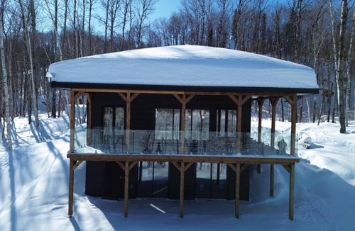 Lamarche House | Chalet Maikan - Intimate retreat with 3-season spa, private beach and nature escape