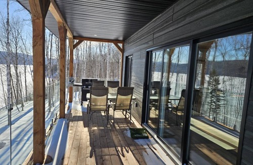 Lamarche House | Chalet Maikan - Intimate retreat with 3-season spa, private beach and nature escape