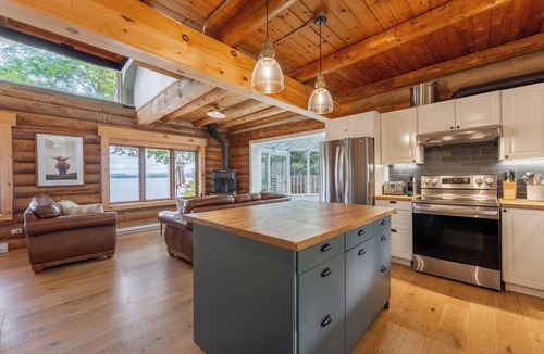 Saint-Emile-de-Suffolk Ski Chalet | Chalet Pommette | Spa | Sandy Beach | Kayaks & Rowboat | Fireplace & Firepit