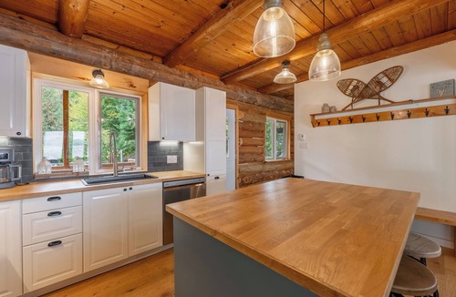 Saint-Emile-de-Suffolk Ski Chalet | Chalet Pommette | Spa | Sandy Beach | Kayaks & Rowboat | Fireplace & Firepit